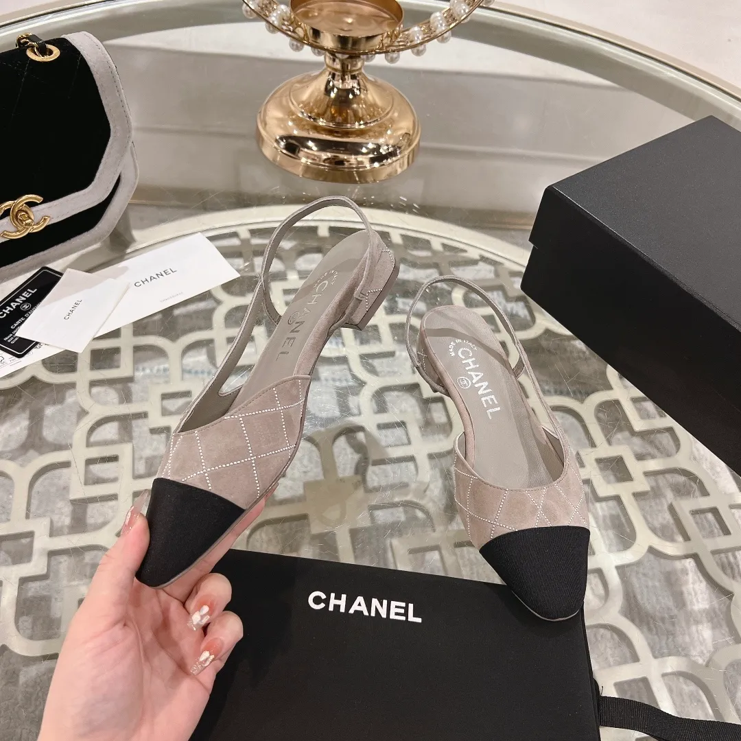 👟👟Ex-factory price 540👟👟 CHANEL Xiangjia 25vs spring and summer new fashion sandals series... Chanel is a very comprehensive noble fashion lifestyle brand. The same models are sold by major fashion bloggers and celebrities in Hong Kong, the United States, and other countries. They are simply beautiful. I fall in love with elegance and the playful sense of the future. I want to own them right away just by looking at them. But you can really think about a pair of exquisite high heels. This series is specially designed for extraordinary and indifferent ladies to create a unique overall effect. CHANEL designs products that inspire women to move forward and highlight their charm... 1️⃣Material: original customized high mercerized sheepskin 2️⃣Inner lining: original customized imported sheepskin 3️⃣Feet: original customized imported sheepskin 4️⃣Outsole: genuine leather sole imported from Italy 5️⃣Heel height: 2.5cm/6.5cm/9cm 6️⃣Number: 34-43 (34.40.41.42.43 customized is not returnable) 7️⃣Packaging: The latest and exquisite full set of packaging at the counter